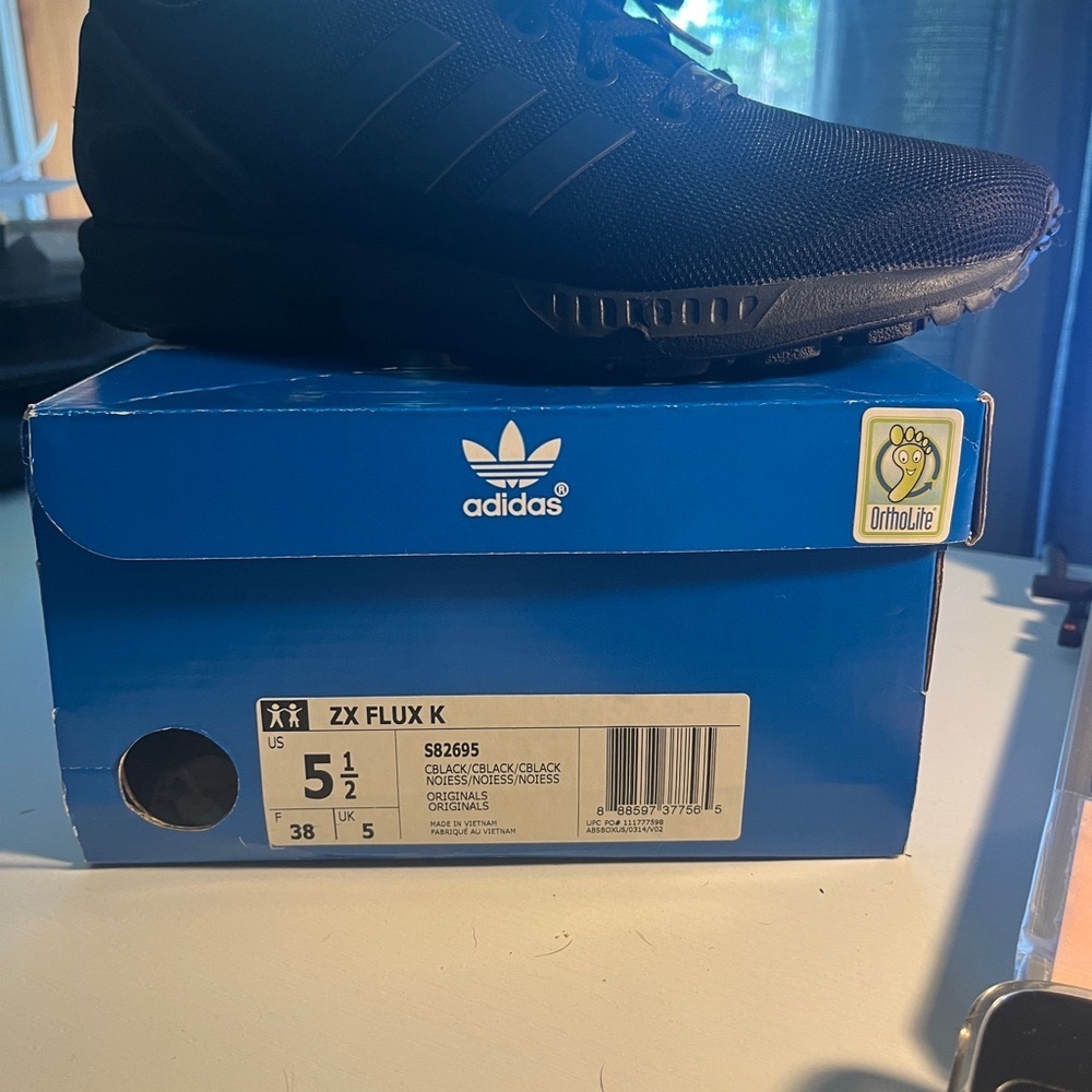 Adidas ZX Flux K kids size 5.5 Women’s size 7 Sneakers - Black